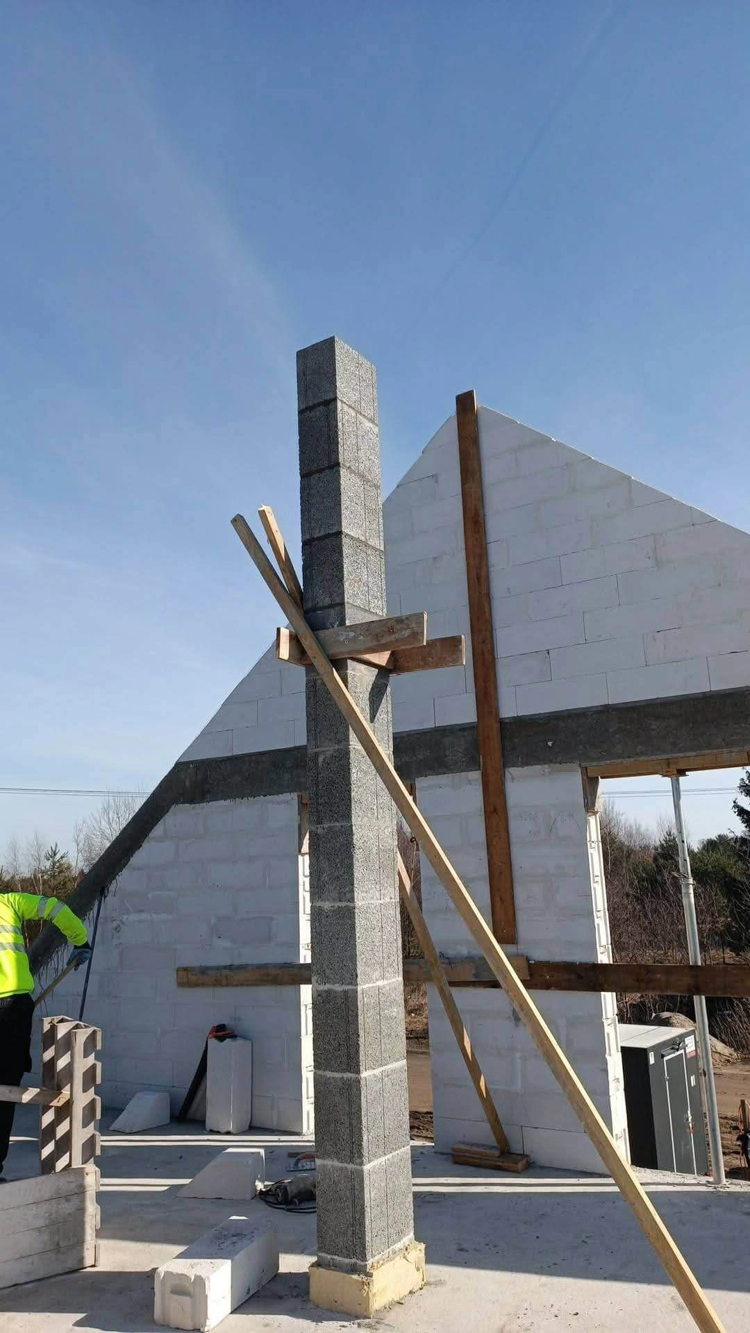 Słup żelbetowy i szczyt