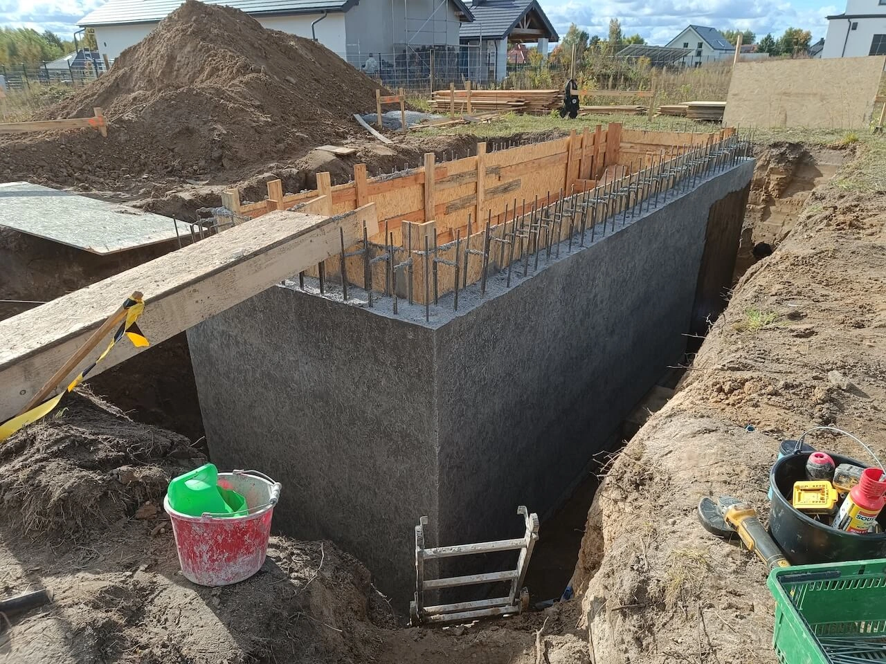 Ściana fundamentowa z hydroizolacją