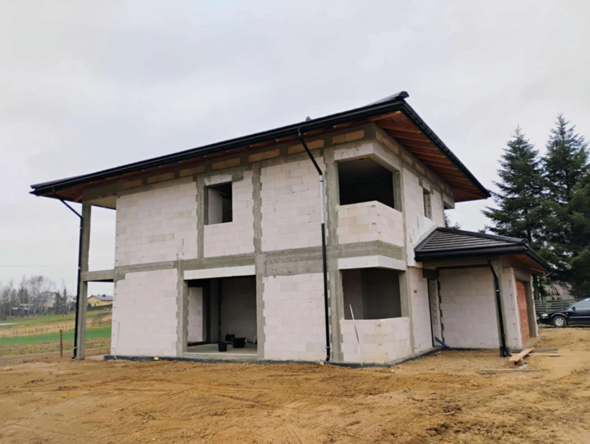 Dom piętrowy z dachem — stan surowy zamknięty