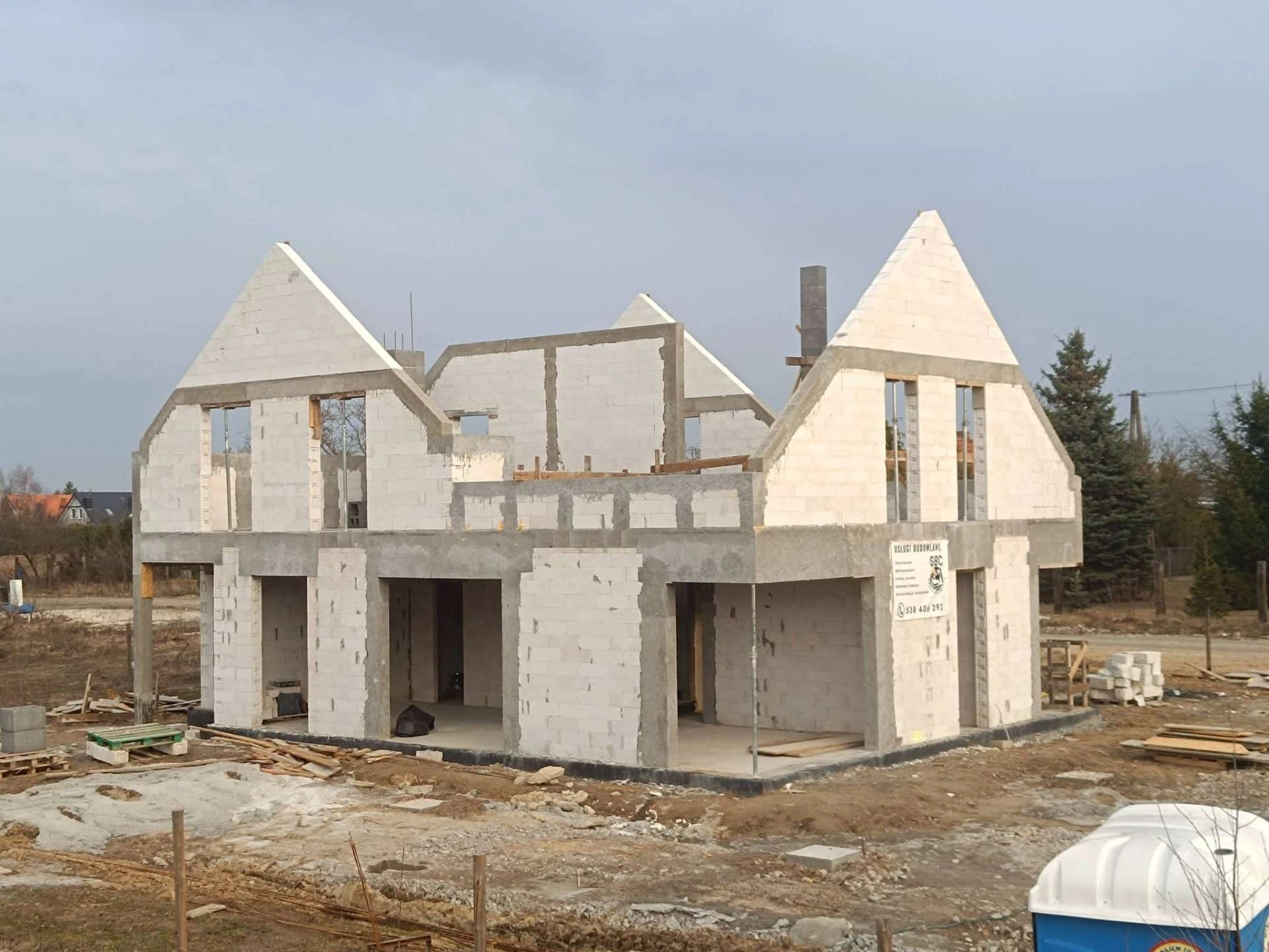 Dom z trzema szczytami — stan surowy otwarty