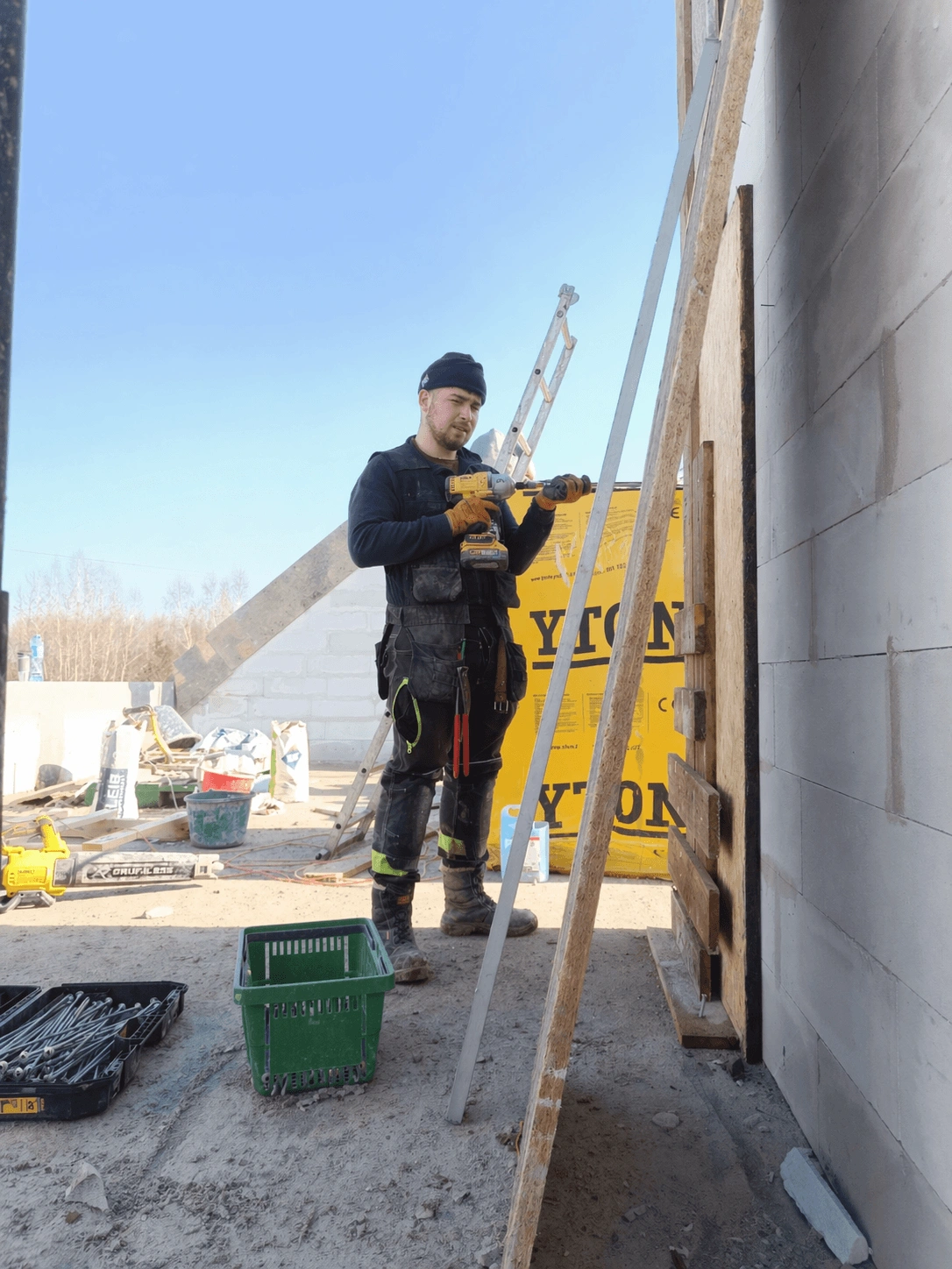 Prace montażowe na budowie